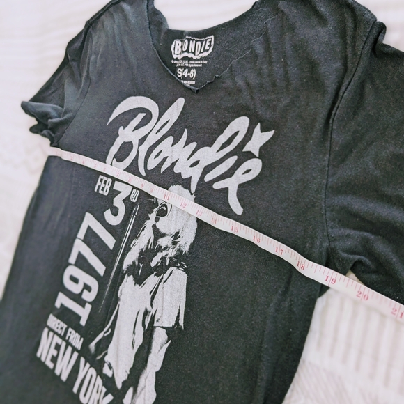 Graphic tee bundle XS/S - Picture 7 of 11